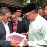 Bertemu PM Malaysia, Penjagub Gorontalo Beri Cendera Mata Karawo