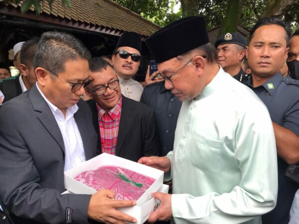 Bertemu PM Malaysia, Penjagub Gorontalo Beri Cendera Mata Karawo