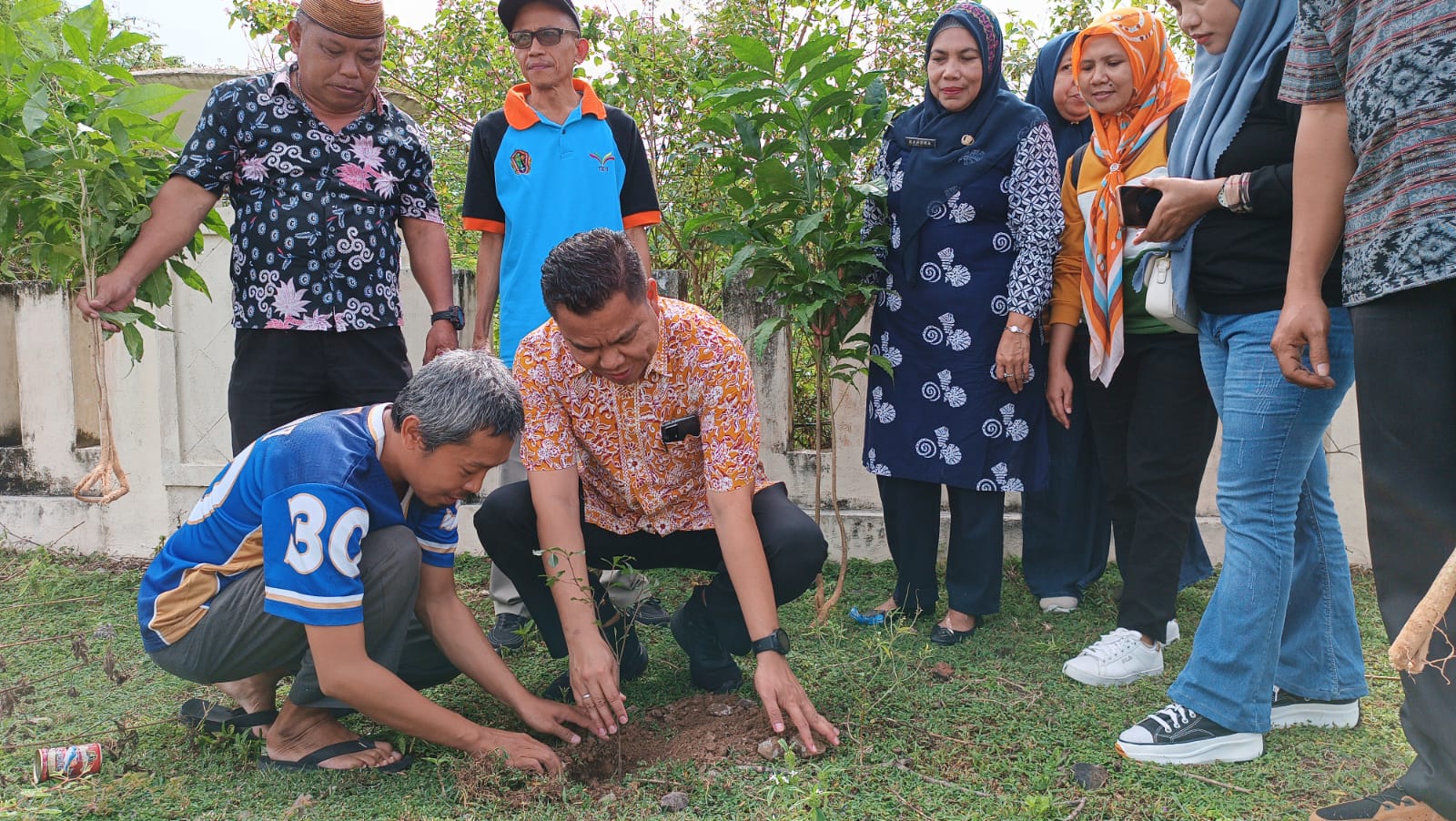 Jajaran Setwan Hijaukan Halaman DPRD Provinsi Gorontalo