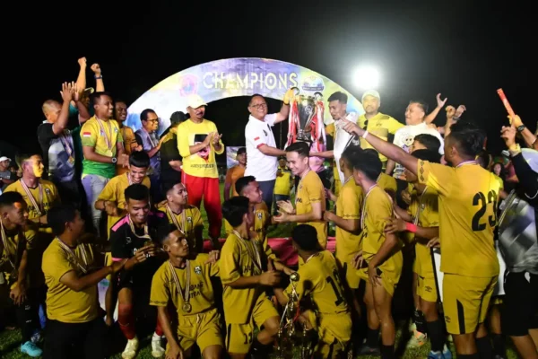 Bupati Gorut Serahkan Piala Sekaligus Menutup Turnamen Sepak Bola