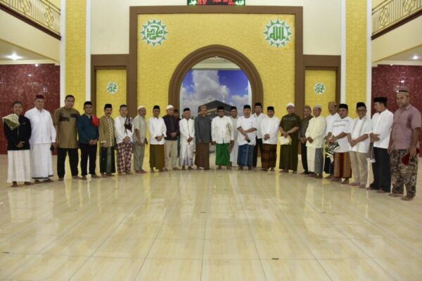 Penjagub Hamka Tarawih Berjamaah di Masjid Darul Arqam
