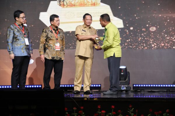 Pemprov Gorontalo Terima Penghargaan UHC