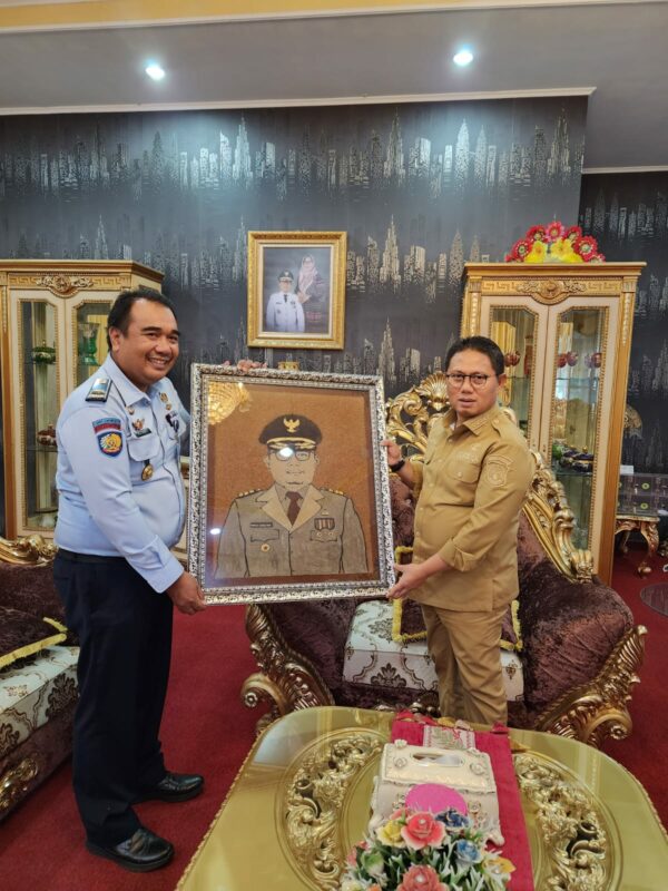 Penjagub Gorontalo Terima Lukisan Hasil Karya Narapidana Lapas Pohuwato