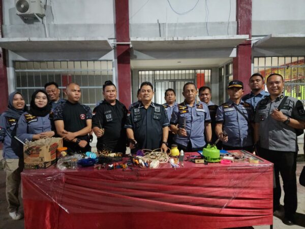 Tim Satopspatnal Divpas Geledah Kamar Napi Lapas Pohuwato