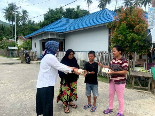 Sekretariat DPRD Provinsi Gorontalo Berbagi Takjil Untuk Masyarakat