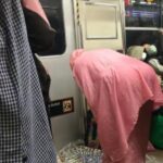 Heboh di Medsos, Penumpang KRL Sholat Saat Kereta Berjalan