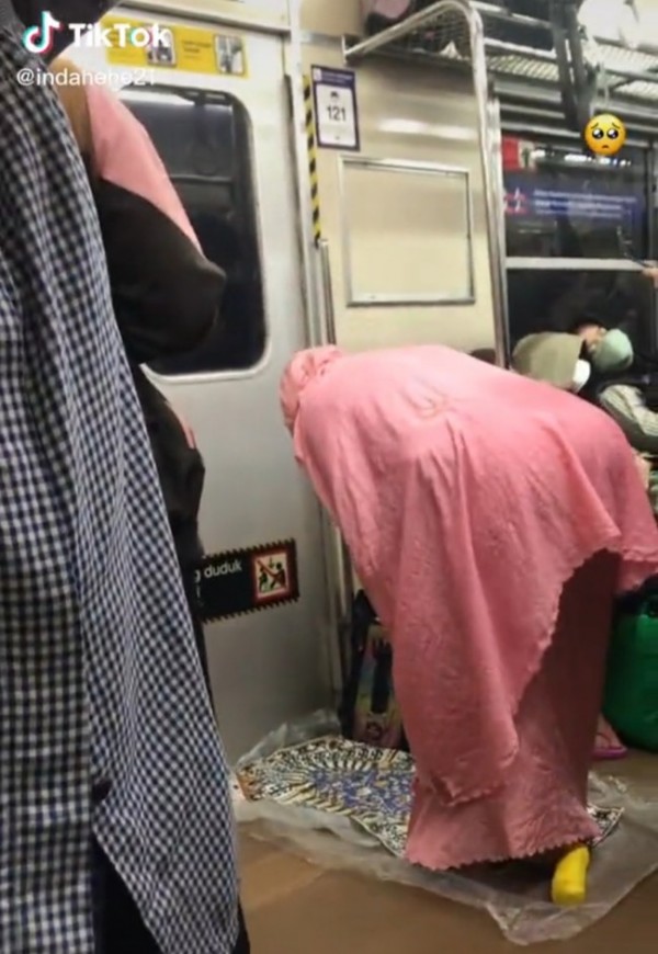 Heboh di Medsos, Penumpang KRL Sholat Saat Kereta Berjalan