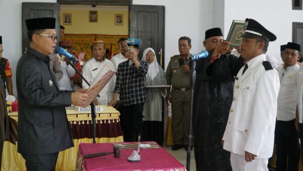 Lantik Kades Heluma, Thariq: Kerja Sesuai Amanah UUD dan Harapan Rakyat