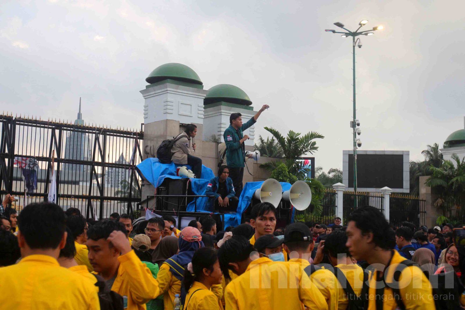 Foto: Demo Mahasiswa Tolak UU Cipta Kerja di Gedung DPR