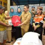 Penjagub Gorontalo Serahkan Bantuan Kebakaran di Tamalate