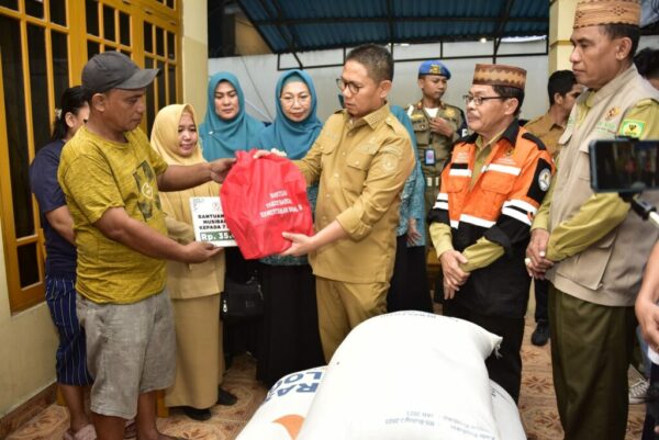 Penjagub Gorontalo Serahkan Bantuan Kebakaran di Tamalate