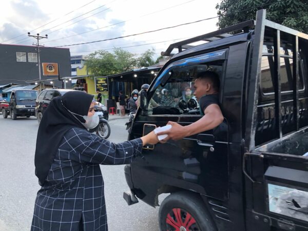 Diskominfotik Gorontalo Berbagi Berkah Takjil di Bulan Ramadan