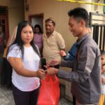 Diskominfotik Bagi Takjil untuk Korban Kebakaran Tamalate