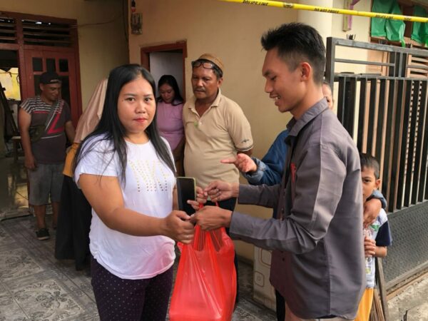 Diskominfotik Bagi Takjil untuk Korban Kebakaran Tamalate