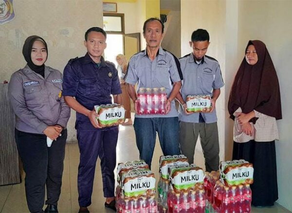 Jelang Lebaran, Dinas P3A Gorontalo Berbagi Bersama Petugas Keamanan dan Kebersihan