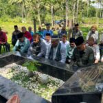 Ditengah Kesibukan Perayaan HUT Gorut Ke-16, Bupati Thariq sempatkan ziarah Ke-Makam Almarhum Indra Yasin