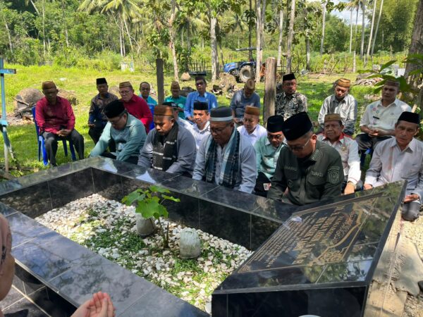Ditengah Kesibukan Perayaan HUT Gorut Ke-16, Bupati Thariq sempatkan ziarah Ke-Makam Almarhum Indra Yasin