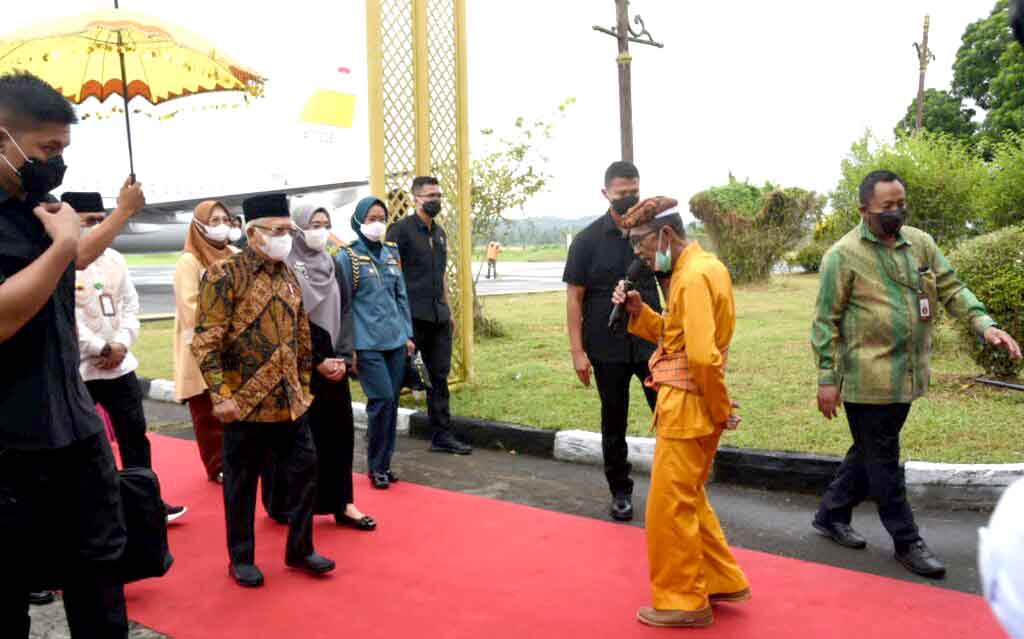 Wapres Ma’ruf Amin Disambut Adat Mopotilolo Saat Tiba di Gorontalo