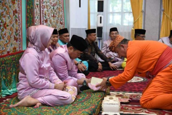 Hamka Hendra Noer Jalani Prosesi Adat Mopotolungo