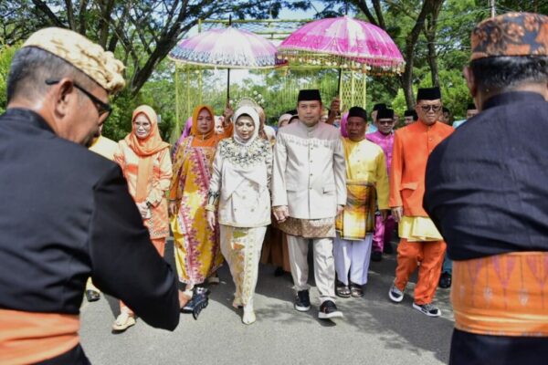 Giliran Gorontalo Utara Terima Penjagub Ismail Dengan Adat Mopotilolo