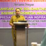 Penjagub Serahkan Penghargaan Perempuan Berjasa dan Berprestasi OASE Gorontalo