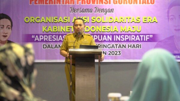 Penjagub Serahkan Penghargaan Perempuan Berjasa dan Berprestasi OASE Gorontalo