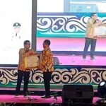 Thariq Terima Penghargaan Bhakti Transmigrasi