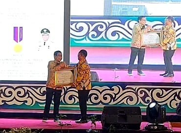 Thariq Terima Penghargaan Bhakti Transmigrasi