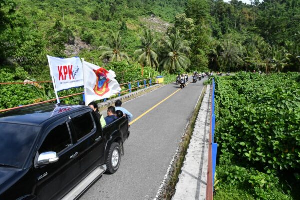 Bendera Pataka Perjuangan KPK Gorontalo Utara di Arak Dari Kecamatan Tolinggula