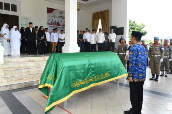 Penjagub Gorontalo Tahan Tangis Lepas Jenazah Sutan Rusdi