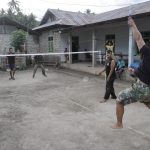 Anggota Satgas TMMD Ke- 117 Bermain Badminton Bersama Warga