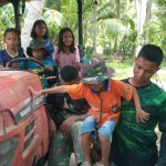 Anggota Satgas TMMD, Sempatkan Bercanda Riang Bersama Anak-anak