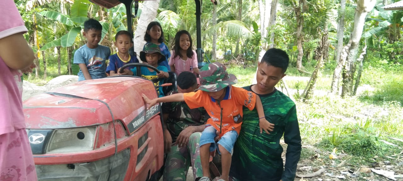 Anggota Satgas TMMD, Sempatkan Bercanda Riang Bersama Anak-anak
