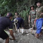 Anggota Satgas TMMD dan Warga Tetap Semangat Dalam Bekerja