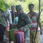 Antusias Masyarakat Bawakan Makan Siang Untuk Satgas TMMD 117