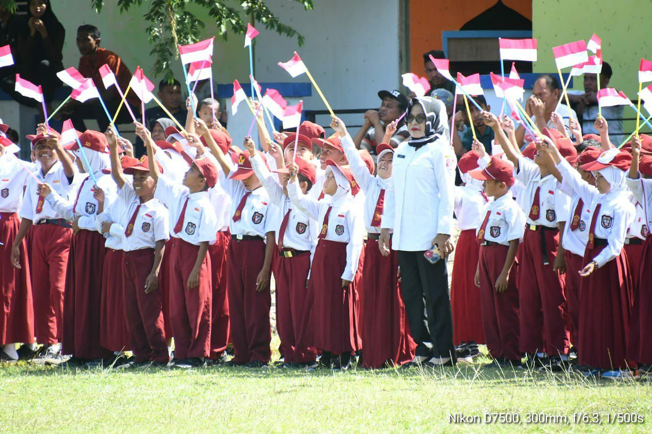 Antusias Masyarakat Bersama Anak Sekolah Sambut Pembukaan TMMD 117