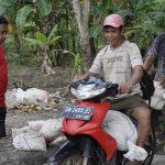 Antusias Warga Bantu Satgas TMMD Angkat Material