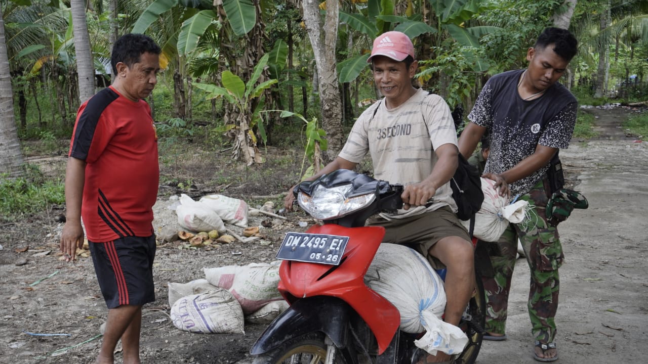 Antusias Warga Bantu Satgas TMMD Angkat Material