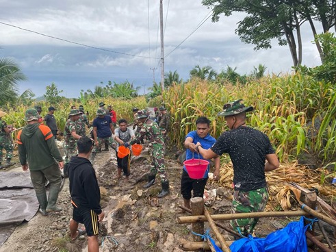Berpacu Waktu dan Cuaca, TNI Bersama Masyarakat Bahu Membahu Kerjakan Sasaran Fisik TMMD Ke – 117