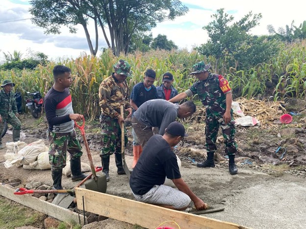 Dan SSK Turun Langsung Bantu Pengecoran Jalan Rabat Beton