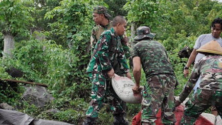 Dandim 1304/Gorontalo Turun Langsung Bantu Pengecoran Jalan