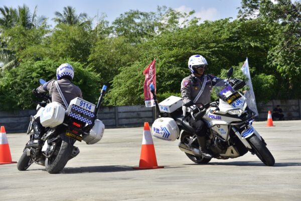 Polisi Lalu Lintas Polda Gorontalo Pamer Keahlian Berkendara