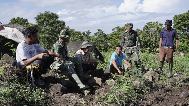 Jalin Erat Persaudaraan Bersama Warga Di Lokasi TMMD