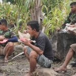 Jalin Keakraban, Anggota Satgas TMMD Makan Siang Bersama Warga Di Lokasi