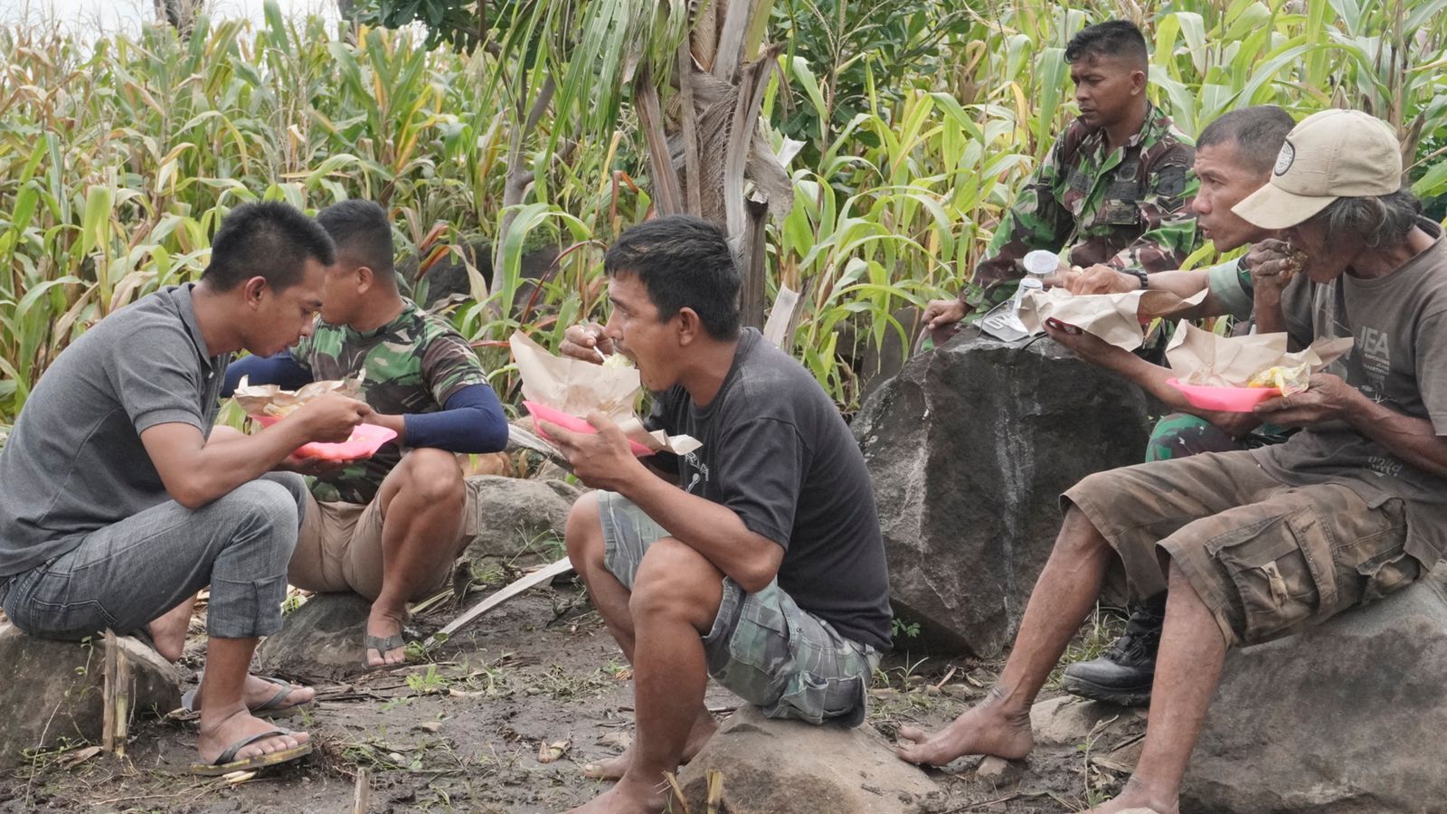 Jalin Keakraban, Anggota Satgas TMMD Makan Siang Bersama Warga Di Lokasi