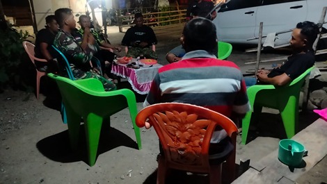 Jalin Keakraban Anggota Satgas TMMD Ngopi Bersama Warga