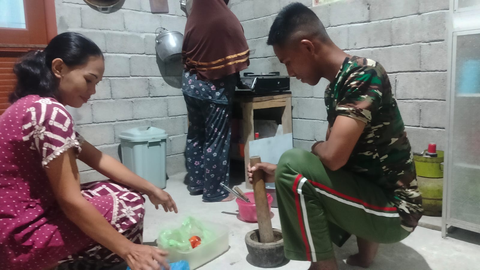 Keakraban Personil Satgas TMMD Kodim 1304/Gorontalo, Bantu Warga Memasak