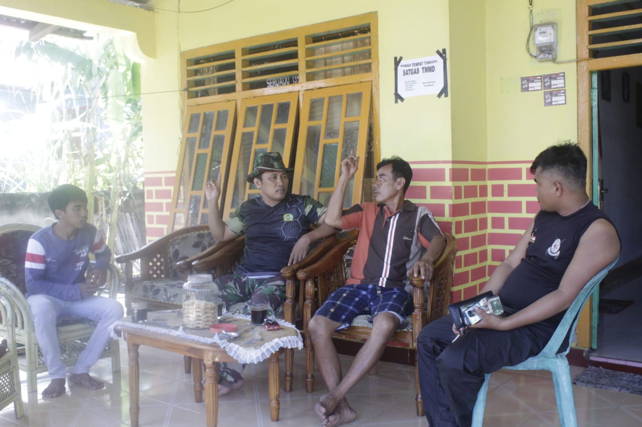 Kebersamaan Antara Satgas dan Warga Masyarakat Di Lokasi TMMD Desa Kemiri