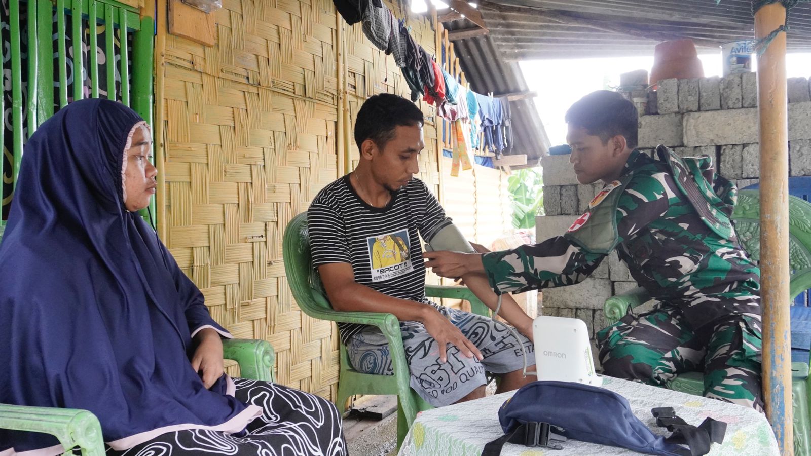 Layanan Kesehatan Gratis Kepada Warga Desa Kemiri Oleh Tim Kesehatan Satgas TMMD