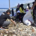 Mahasiswa KKN UGM – UNG Gelar Bersih Pantai